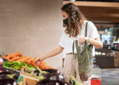 ¿Hasta qué hora está abierta la tienda de alimentos más cercana?
